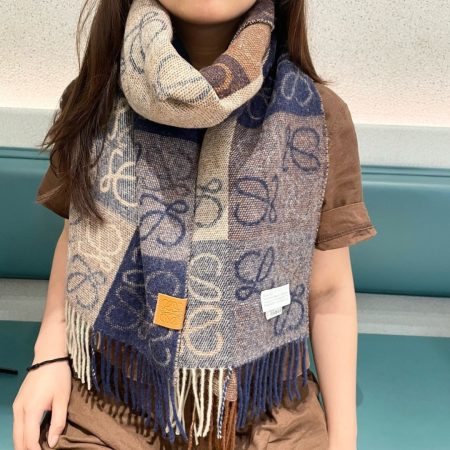 Top-tier Loewe neutral stripe scarf. Barcelona window custom edition. Classic logo design, 32x180, 100% cashmere.