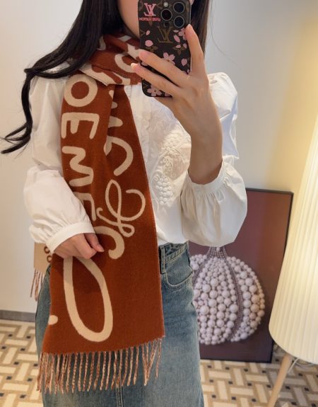 New LOEWE graffiti double-sided scarf, 30x180cm, 90% wool, 10% cashmere, with leather logo. Neutral style, high quality, highly recommended.