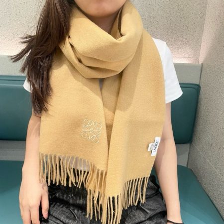 Top-tier Loewe unisex scarf. Barcelona window display custom piece. Classic logo design, 38x180cm, 100% cashmere.