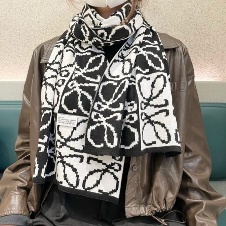 LOEWE 2024 new double-sided cashmere scarf, ultra-soft, warm, and rare high-end fashion item.